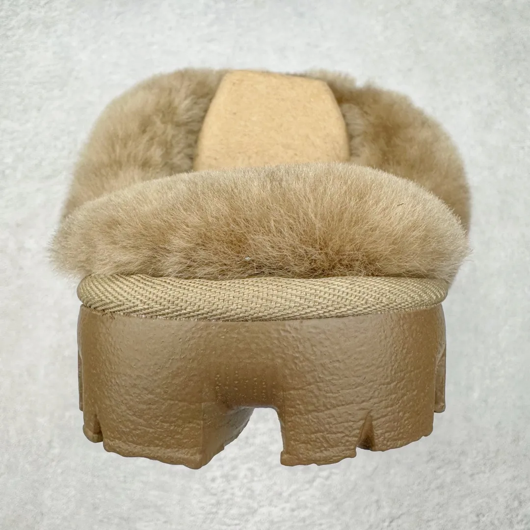 Pick up locally 💰440 UGG 5125 Star drag autumn and winter sheep fur integrated snow boots. All shoes are made of ZP. Longfeng A-grade Australian imported sheep fur integrated brand OEM production line. Fully follow the ZP process. OEM original pattern maker. Adhering to the principle of no original shoe development and selection. Pay attention to every detail. The most authentic version on the market. TREADLITE "light wing" technology outsole. Lightweight/durable/flexible/pile size: 35 36 37 38 39 40 Coding: by2936040